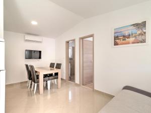 Telewizja i/lub zestaw kina domowego w obiekcie Holiday Home in Banjole near Beach