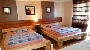 ein Schlafzimmer mit 2 Betten und einer Lampe in der Unterkunft Gründauer Monteurwohnung/Studentenwohnung in Gründau
