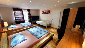 ein Zimmer mit 2 Betten und einem Sofa darin in der Unterkunft Gründauer Monteurwohnung/Studentenwohnung in Gründau