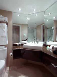 Ett badrum på Hotel Manoir Victoria