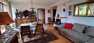 un soggiorno con tavolo e divano di Apartament Vintage a Nowe Bystre