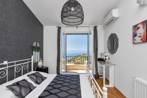 Posteľ alebo postele v izbe v ubytovaní Villa Vesna with heated pool + 30 fotografií