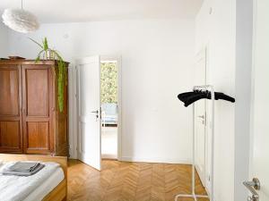 ライツァにあるApartamenty Rajczaの白い壁のベッドルーム1室、ベッド1台、クローゼットが備わります。