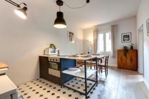 una cucina con tavolo e sedie in una stanza di Mamo Florence - Nori Apartment a Firenze
