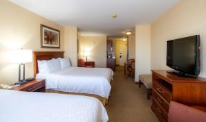 um quarto de hotel com duas camas e uma televisão de ecrã plano em Holiday Inn Express Hotel & Suites - Edmonton International Airport, an IHG Hotel em Nisku