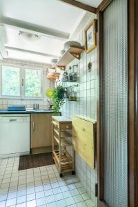 uma cozinha com paredes de azulejos brancos e um balcão em Ca Lorosa Cosy and comfortable Loft at Castello em Veneza