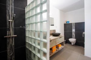 Bilik mandi di Kas Amigu accomodations