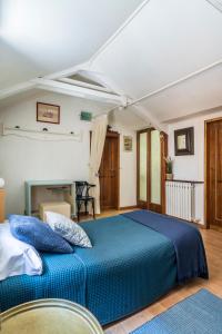 um quarto com uma cama azul num quarto em Ca Lorosa Cosy and comfortable Loft at Castello em Veneza