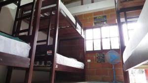 Palanda nebo palandy na pokoji v ubytování Esperanto Bed & Breakfast Surf Hostel
