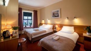 Postel nebo postele na pokoji v ubytování Holiday Hotel