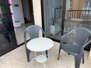 A seating area at calle Eusebio Carballo II
