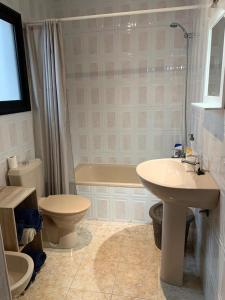 A bathroom at calle Eusebio Carballo II