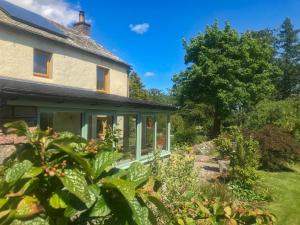 Сад в Low Garth Cottage