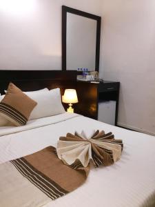 Un dormitorio con una cama con una bufanda. en OYO MotelVIP, en Colombo