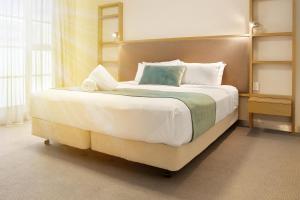 
a hotel room with a bed and two lamps at Deep Blue Hotel & Hot Springs in Warrnambool
