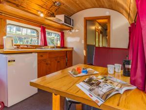 Dapur atau dapur kecil di Ohakune Train Stay - Carriage B