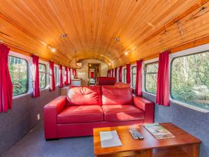 Area tempat duduk di Ohakune Train Stay - Carriage B