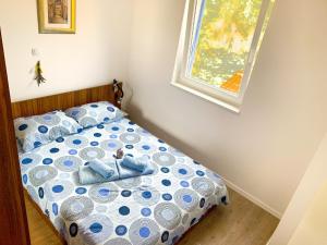una camera da letto con un letto con un orsacchiotto sopra di Apartment Goran - 30m close to the beach a Verunić