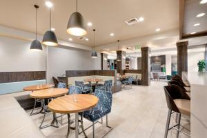 A restaurant or other place to eat at Holiday Inn Yakima, an IHG Hotel