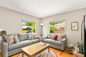 un salon avec deux canapés et une table basse dans l'établissement North End Cottage, à Boise