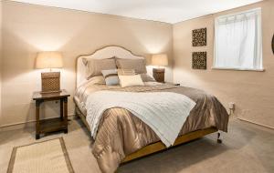 ein Schlafzimmer mit einem großen Bett und zwei Lampen in der Unterkunft North End Cottage in Boise