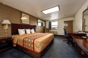 Un pat sau paturi într-o cameră la Guest Inn Rogers