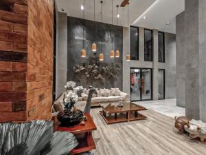 Le Lert Hotel Ratchaburi的休息区