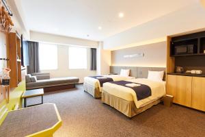 東京的住宿－hotel MONday Akihabara Asakusabashi，酒店客房,设有两张床和一张沙发