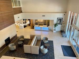 einen Blick über eine Lobby mit Tischen und Stühlen in der Unterkunft Holiday Inn Express & Suites Tracy, an IHG Hotel in Tracy