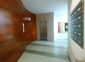 un couloir d'un bâtiment avec un mur en bois dans l'établissement Os limoeiros do cura, à Foz