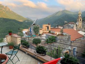 een balkon met uitzicht op de stad en de bergen bij Le Ciappe Castelbianco Cielo CITR 9020-BEB-0003 in Castelbianco