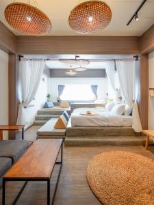 Krung Boutique Hotel tesisinde bir odada yatak veya yataklar