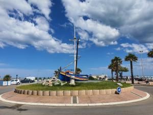 un bateau sur l'herbe au milieu d'une rue dans l'établissement Pavillon proche plage ~ Hameau du Soleil, à Port-la-Nouvelle