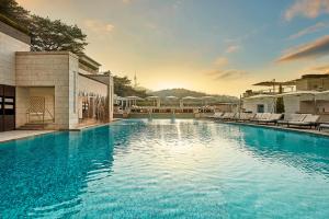 una gran piscina de agua azul en The Shilla Seoul, en Seúl