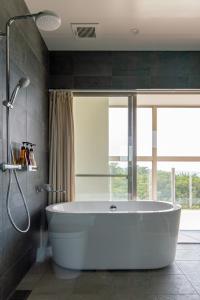 Bathroom sa Ocean Villa Fuchaku Okinawa