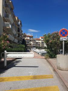 a street sign on the side of a road at Magnifique T2 au calme avec une superbe vue sur le port in Canet-en-Roussillon