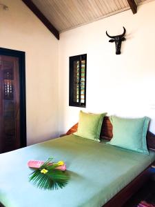 Un dormitorio con una cama con flores. en JJ ET EUPHRASIE Lodge en Nosy Be