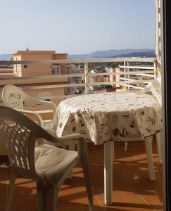 d'une table et de chaises sur un balcon avec vue. dans l'établissement Bellreguart 1a línea de Playa - Edificio Mirador, à Bellreguart