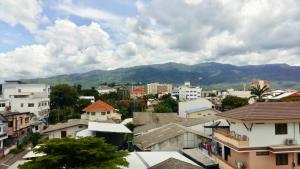 eine Stadt mit Gebäuden und Bergen im Hintergrund in der Unterkunft Chor Chang House in Chiang Mai