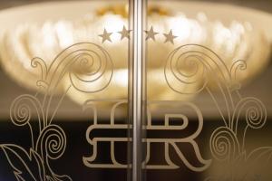 スルモーナにあるHotel Rojanの出口付金属扉