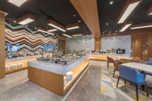 مطعم أو مكان آخر لتناول الطعام في Holiday Inn Express Qingdao Chengyang Central by IHG