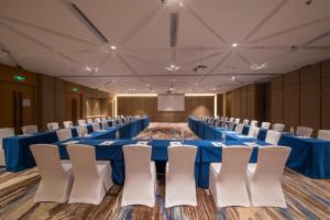 منطقة الأعمال و/أو غرفة المؤتمرات في Holiday Inn Express Qingdao Chengyang Central by IHG