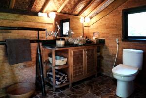 JasriにあるHIDDEN HEAVEN Rumah Barongの部屋に洗面台とトイレが付いたバスルーム