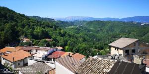 a view of a village with mountains in the background at La casa dei ricordi in Lettomanoppello