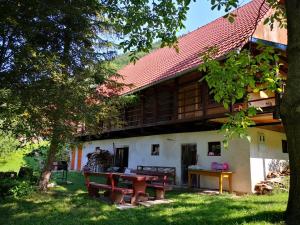 un edificio con una mesa de picnic delante de él en Apartment Vrhivšek, en Frankolovo