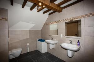 Koupelna v ubytování B&B HOTEL IN FERME DE LEUZE nabij Durbuy, eigen laadpalen + 20 fotografií