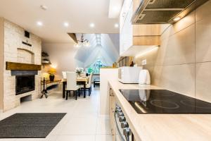 Kuchyňa alebo kuchynka v ubytovaní Apartamenty Stroma Odkryj Zakopane