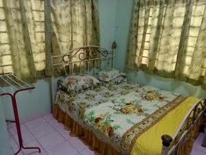Postel nebo postele na pokoji v ubytování Homestay Roomstay Muar Srizahrani