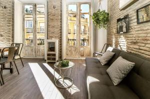 ein Wohnzimmer mit Couch und Kamin in der Unterkunft Urban Hipster 2 in Málaga