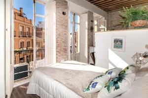 ein Schlafzimmer mit einem Bett und einem großen Fenster in der Unterkunft Urban Hipster 2 in Málaga